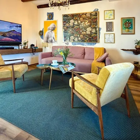 In Volo House, Listen To The Stone Walls Nyaraló *