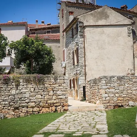 In Volo House, Listen To The Stone Walls Nyaraló