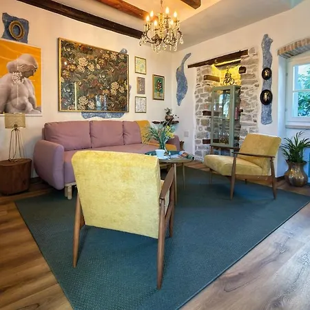 Nyaraló In Volo House, Listen To The Stone Walls Bale
