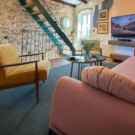 In Volo House, Listen To The Stone Walls Nyaraló *