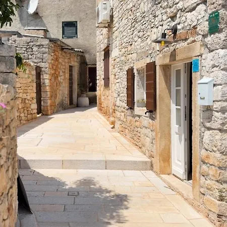 Nyaraló In Volo House, Listen To The Stone Walls